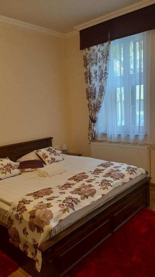 Toscana Apartman Gyula Buitenkant foto