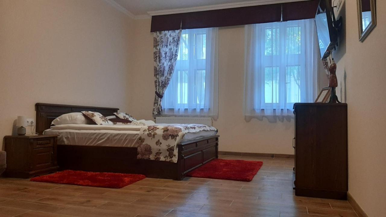 Toscana Apartman Gyula Buitenkant foto
