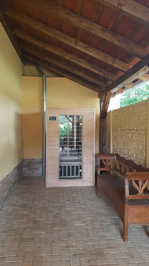 Toscana Apartman Gyula Buitenkant foto