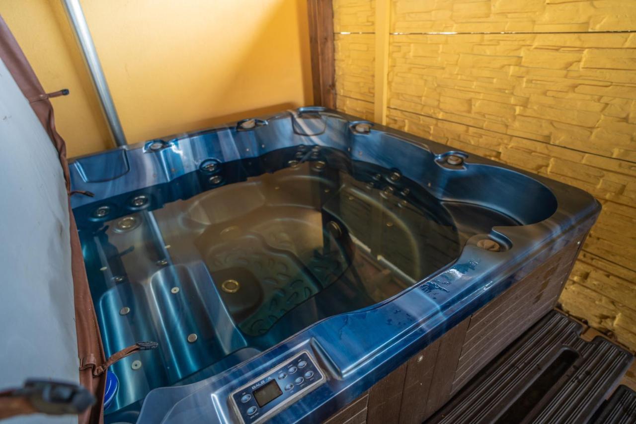 Toscana Apartman Gyula Buitenkant foto