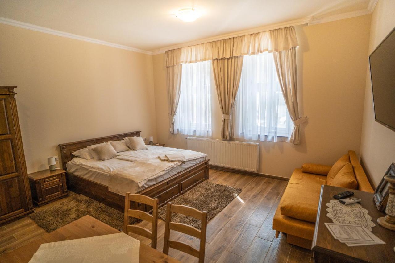 Toscana Apartman Gyula Buitenkant foto