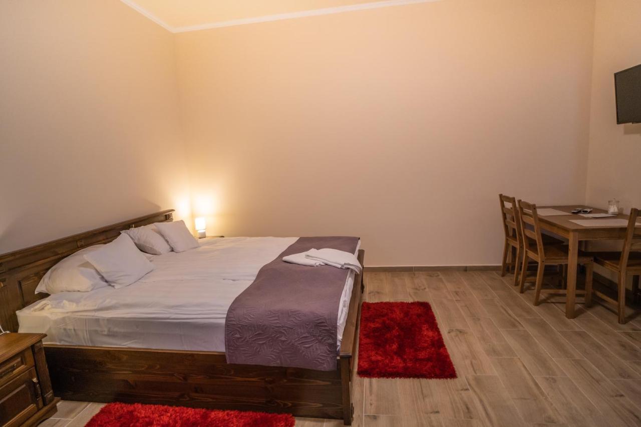 Toscana Apartman Gyula Buitenkant foto