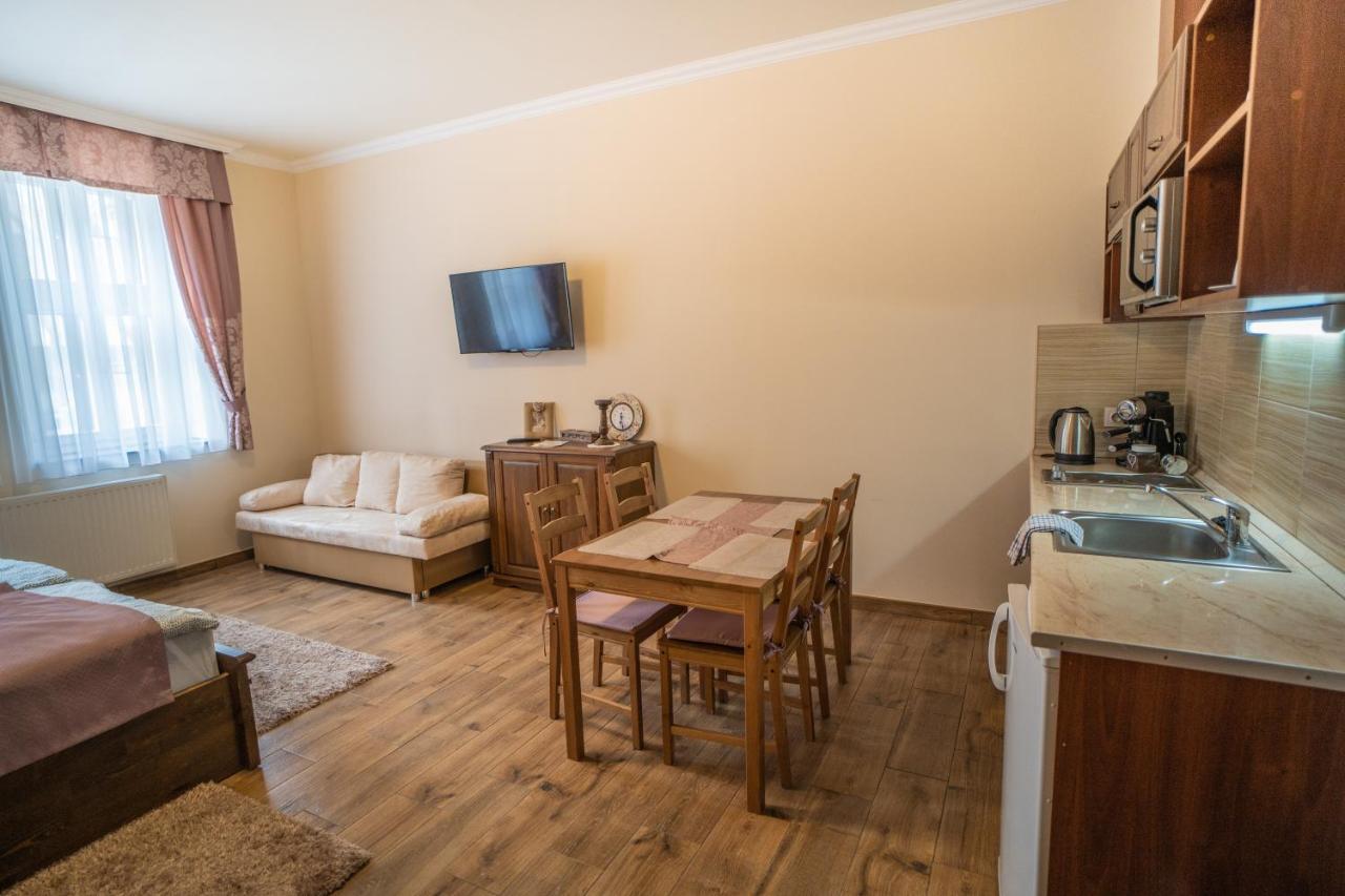 Toscana Apartman Gyula Buitenkant foto