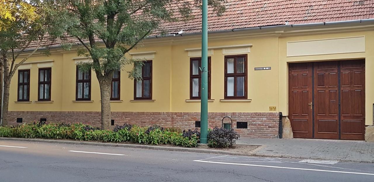 Toscana Apartman Gyula Buitenkant foto