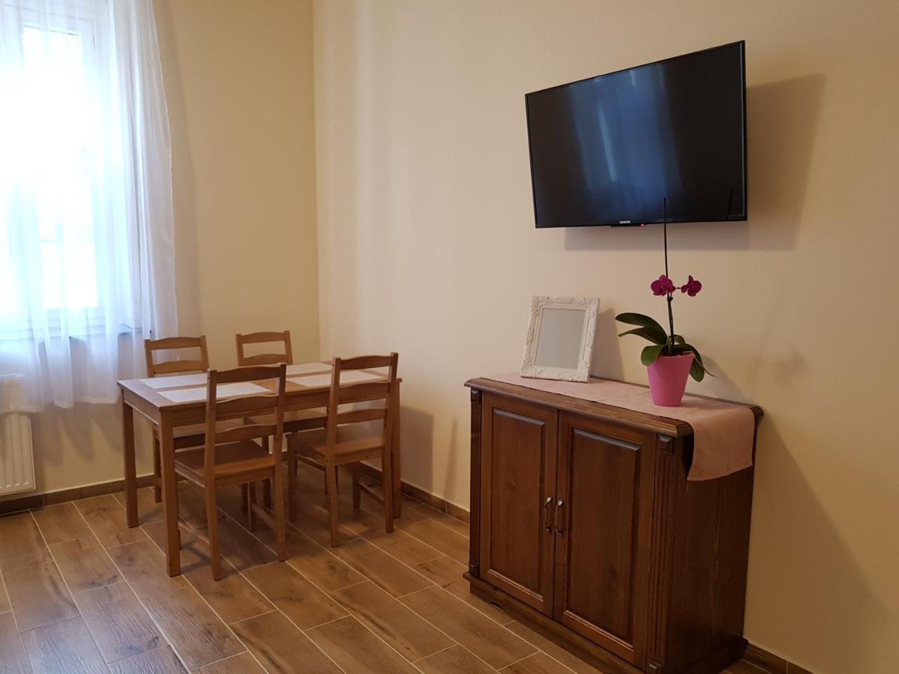 Toscana Apartman Gyula Buitenkant foto