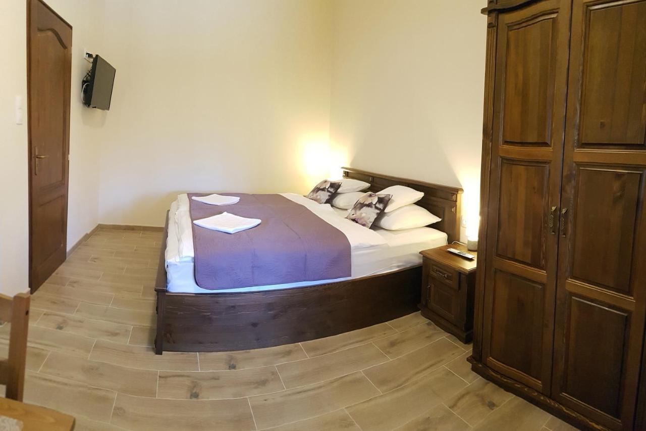 Toscana Apartman Gyula Buitenkant foto