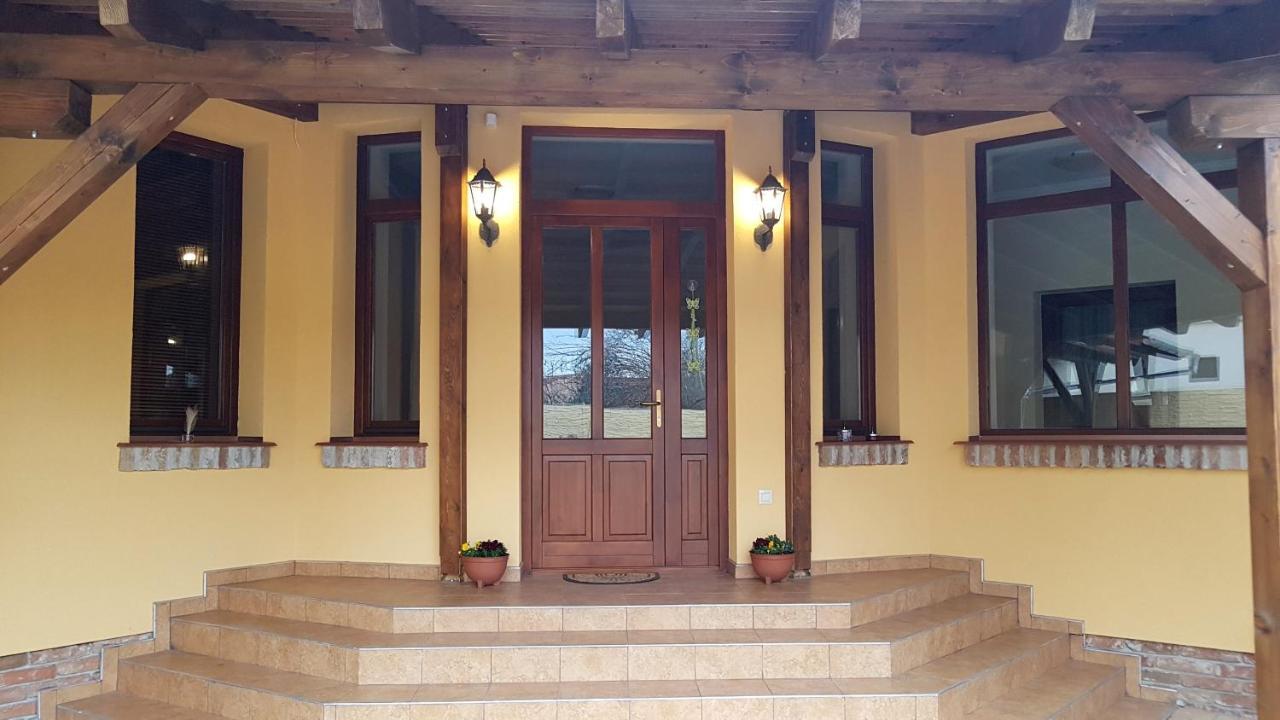 Toscana Apartman Gyula Buitenkant foto