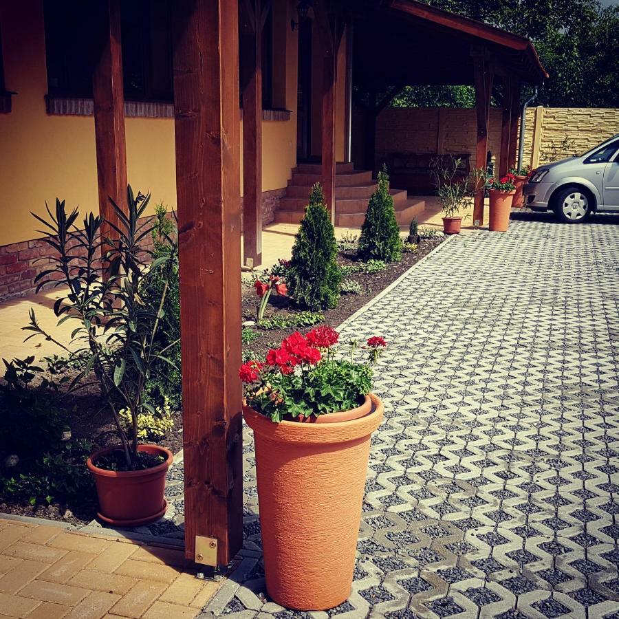 Toscana Apartman Gyula Buitenkant foto