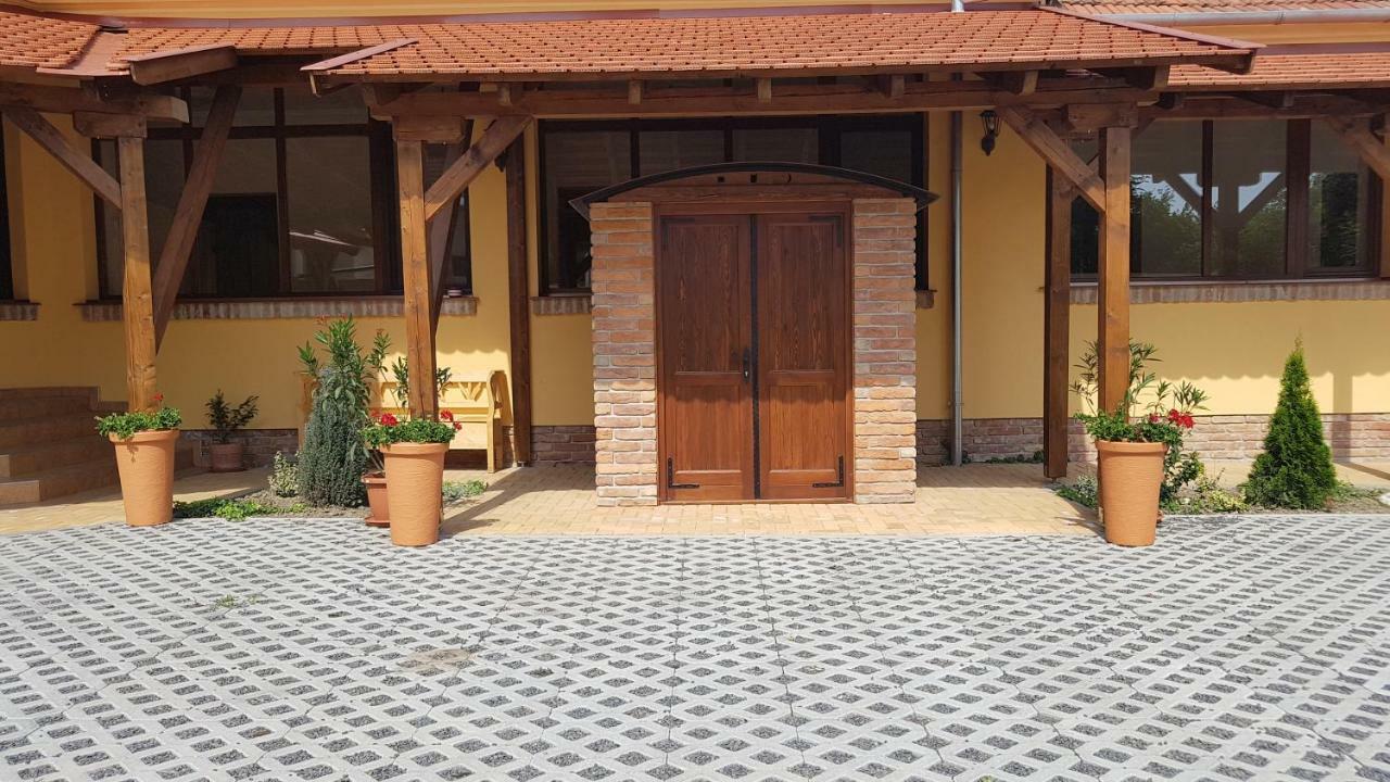 Toscana Apartman Gyula Buitenkant foto