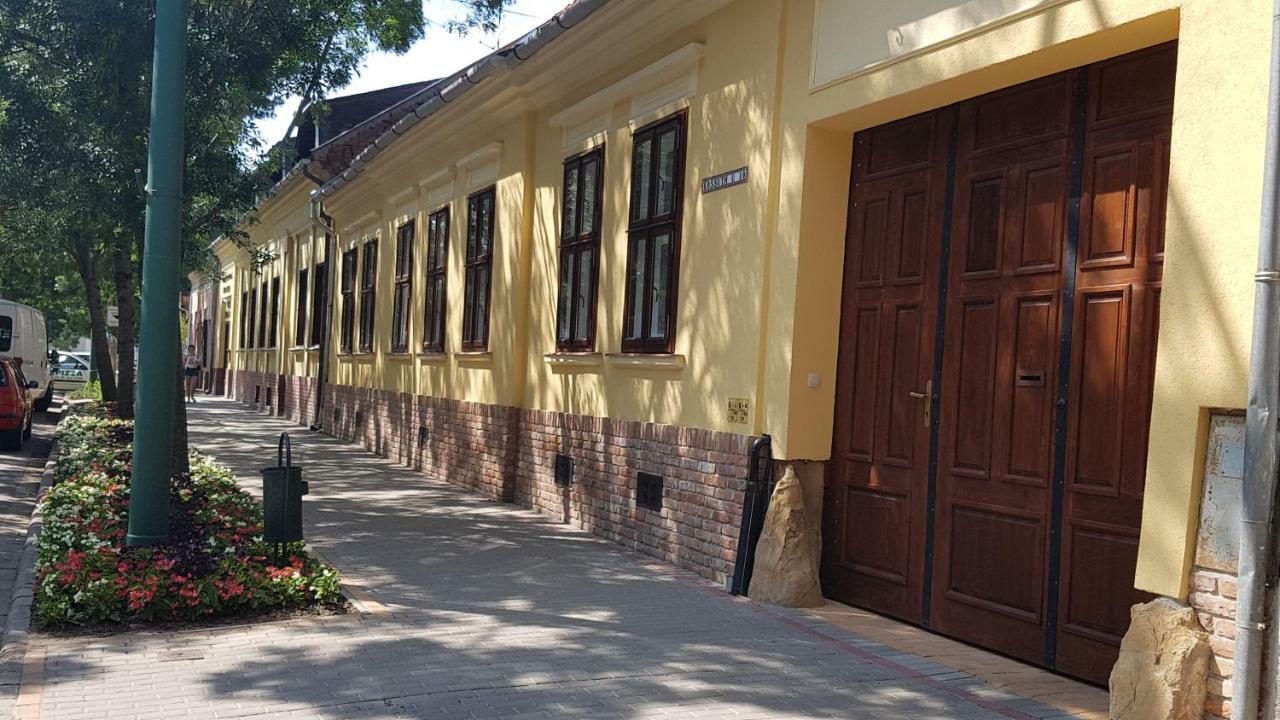 Toscana Apartman Gyula Buitenkant foto