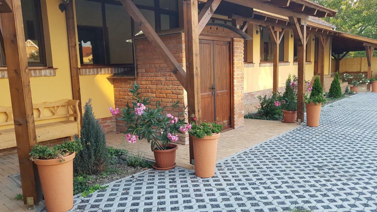 Toscana Apartman Gyula Buitenkant foto