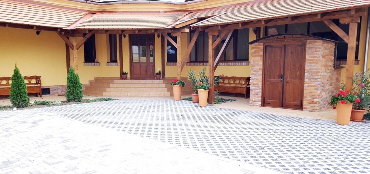 Toscana Apartman Gyula Buitenkant foto