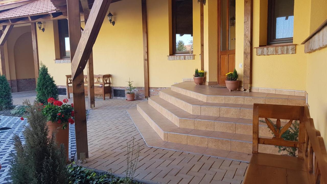 Toscana Apartman Gyula Buitenkant foto